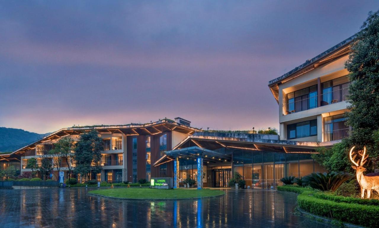 Holiday Inn Express Emei Mountain By Ihg Emeishan Dış mekan fotoğraf