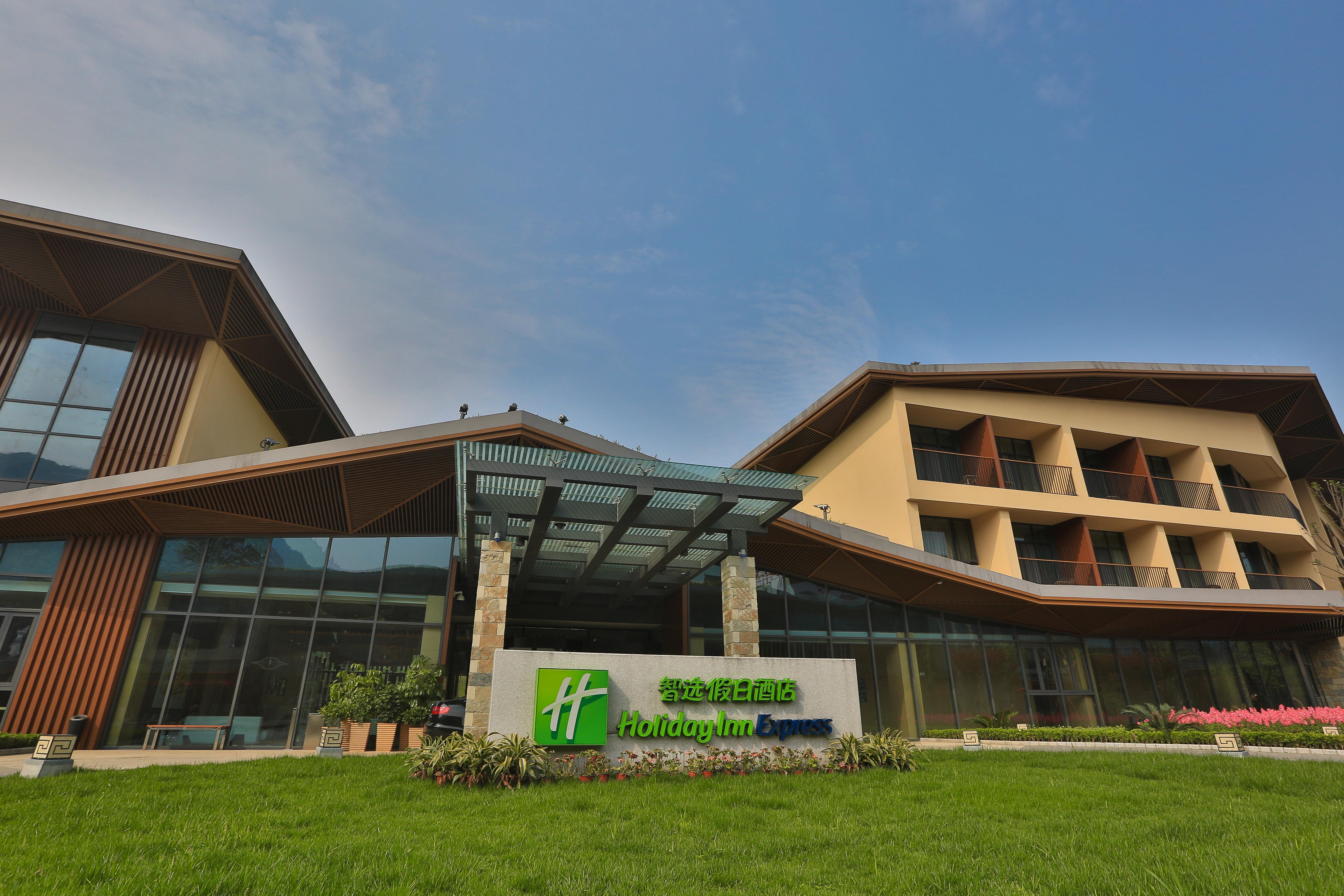 Holiday Inn Express Emei Mountain By Ihg Emeishan Dış mekan fotoğraf