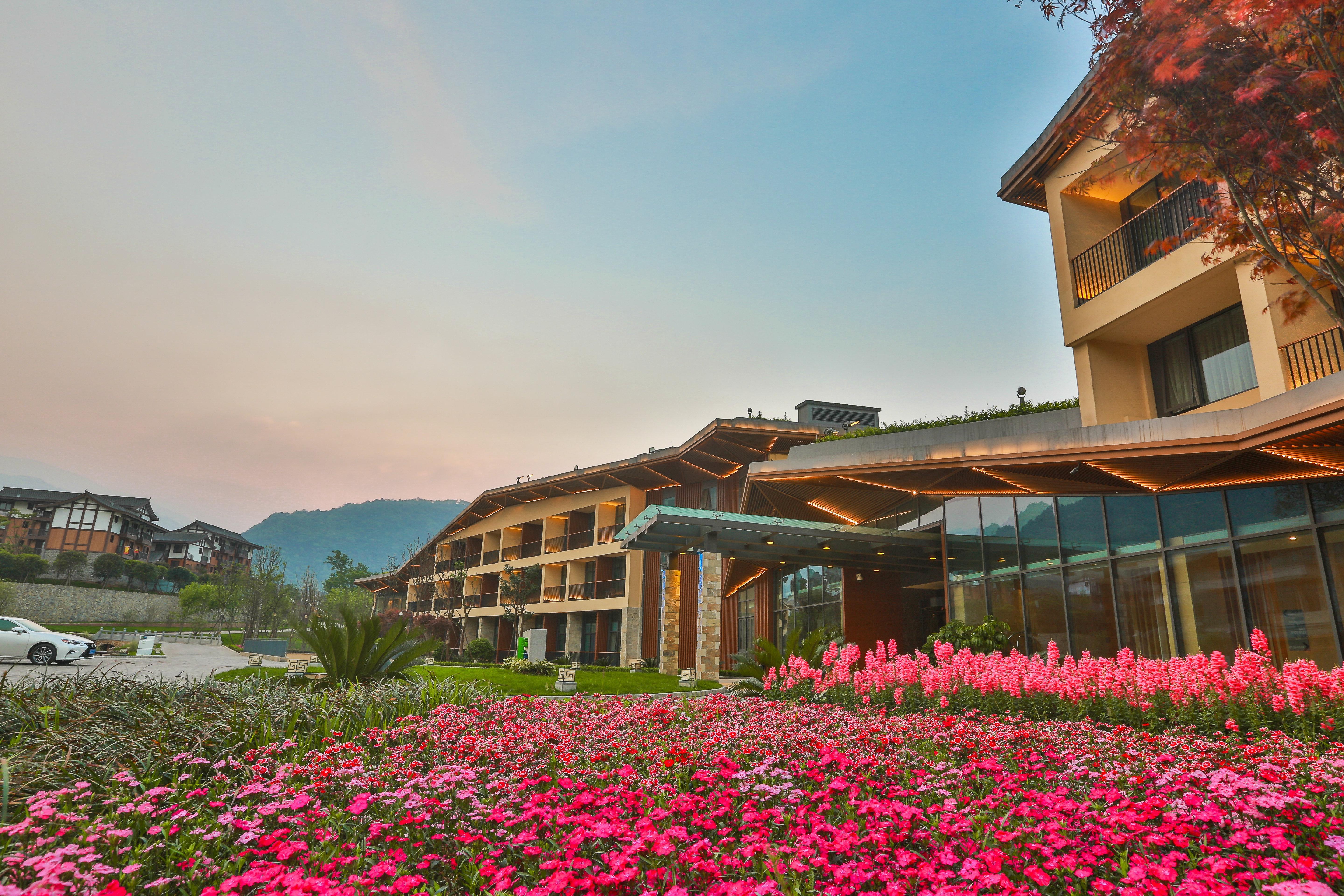 Holiday Inn Express Emei Mountain By Ihg Emeishan Dış mekan fotoğraf