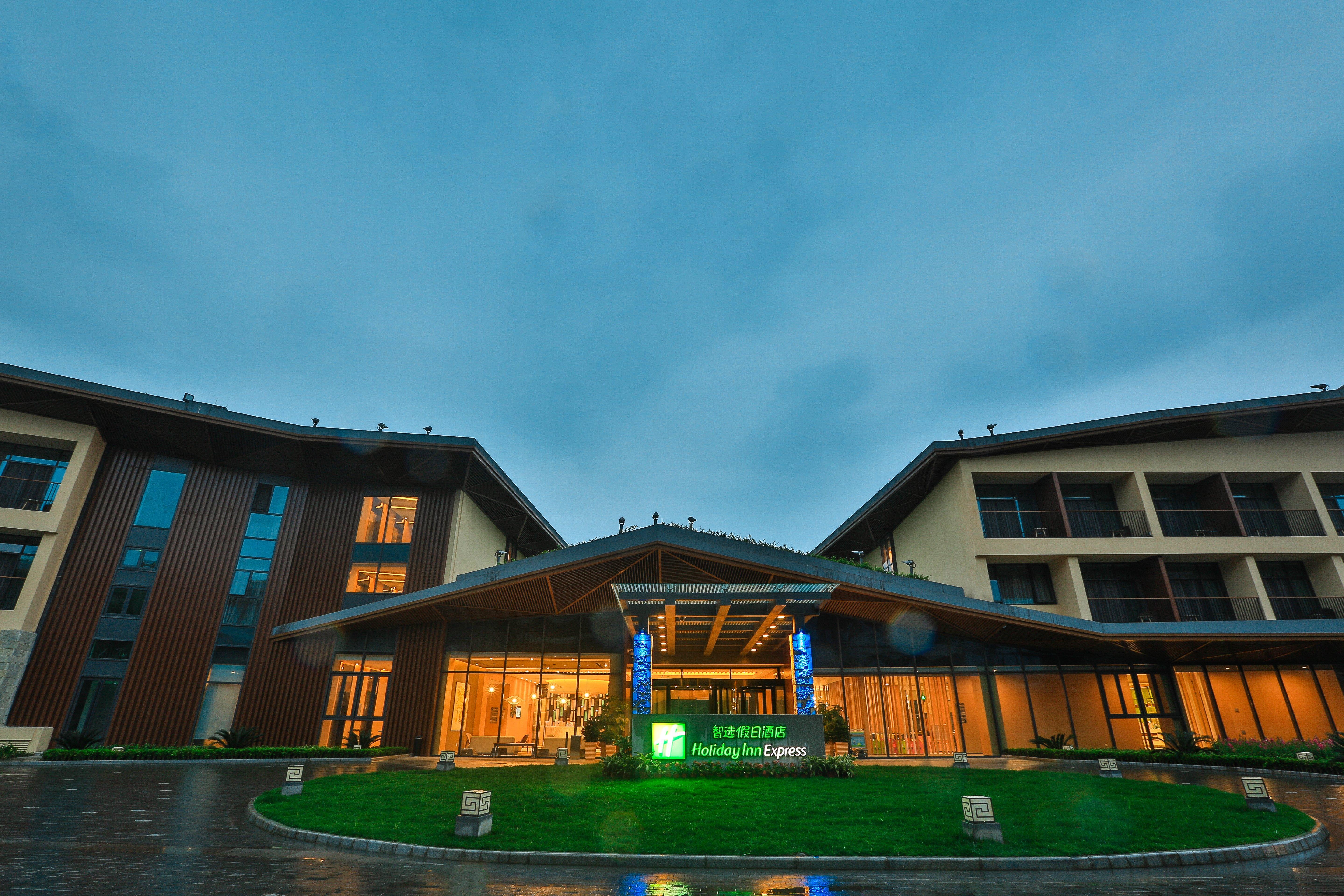 Holiday Inn Express Emei Mountain By Ihg Emeishan Dış mekan fotoğraf