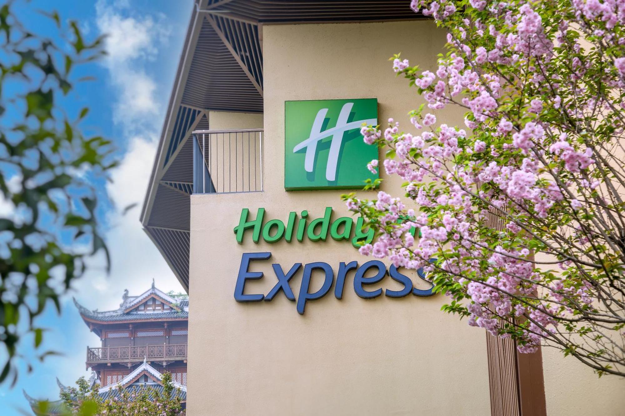 Holiday Inn Express Emei Mountain By Ihg Emeishan Dış mekan fotoğraf