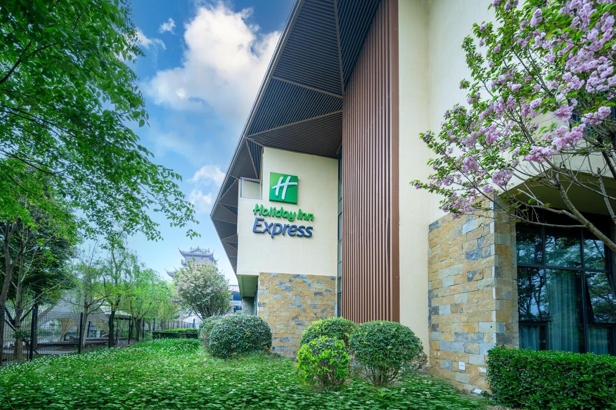 Holiday Inn Express Emei Mountain By Ihg Emeishan Dış mekan fotoğraf